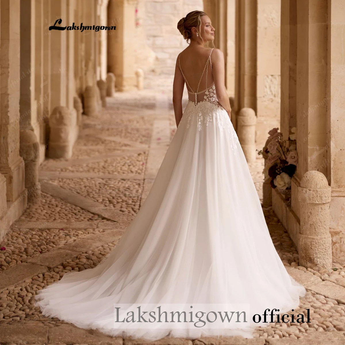 Lakshmigown Boho-Brautkleid mit Spaghettiträgern, V-Ausschnitt, Spitzenapplikationen, tiefem V-Ausschnitt am Rücken, Tüll, A-Linie, Schleppe, nach Maß gefertigt – Detail 6