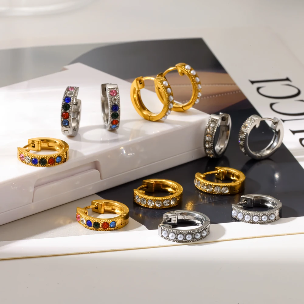 Klassische Edelstahl-Cubic-Zirkonia-Huggie-Creolen für Damen, wasserfest, hypoallergen, Modeschmuck – Detail 1
