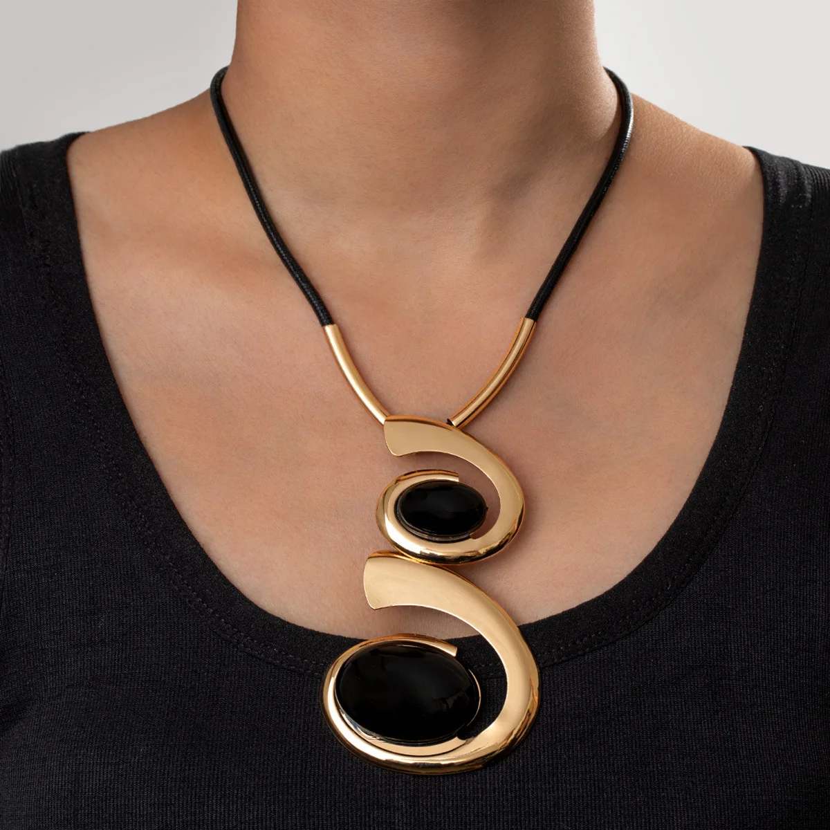 New Fashion Exaggerated Design Irregular Love Spiral Geometric Large Pendant Women Necklace