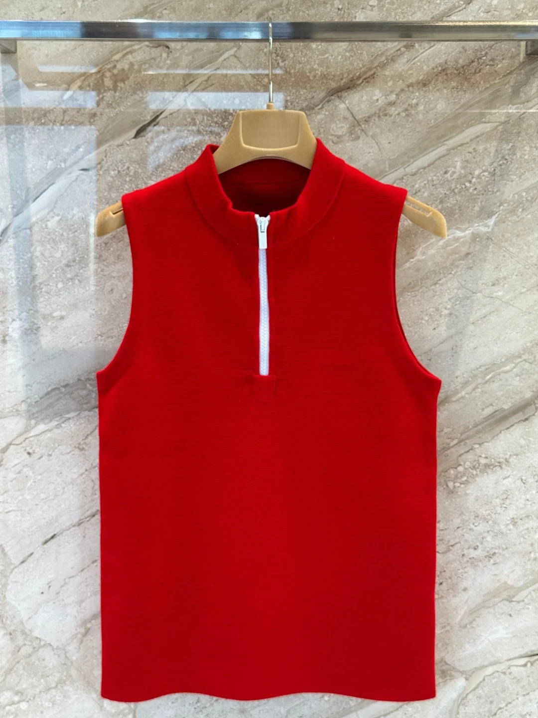 

Красная вязаная майка без рукавов с воротником на молнии, женская летняя брендовая вышивка, женский модный жилет, повседневная женская футболка