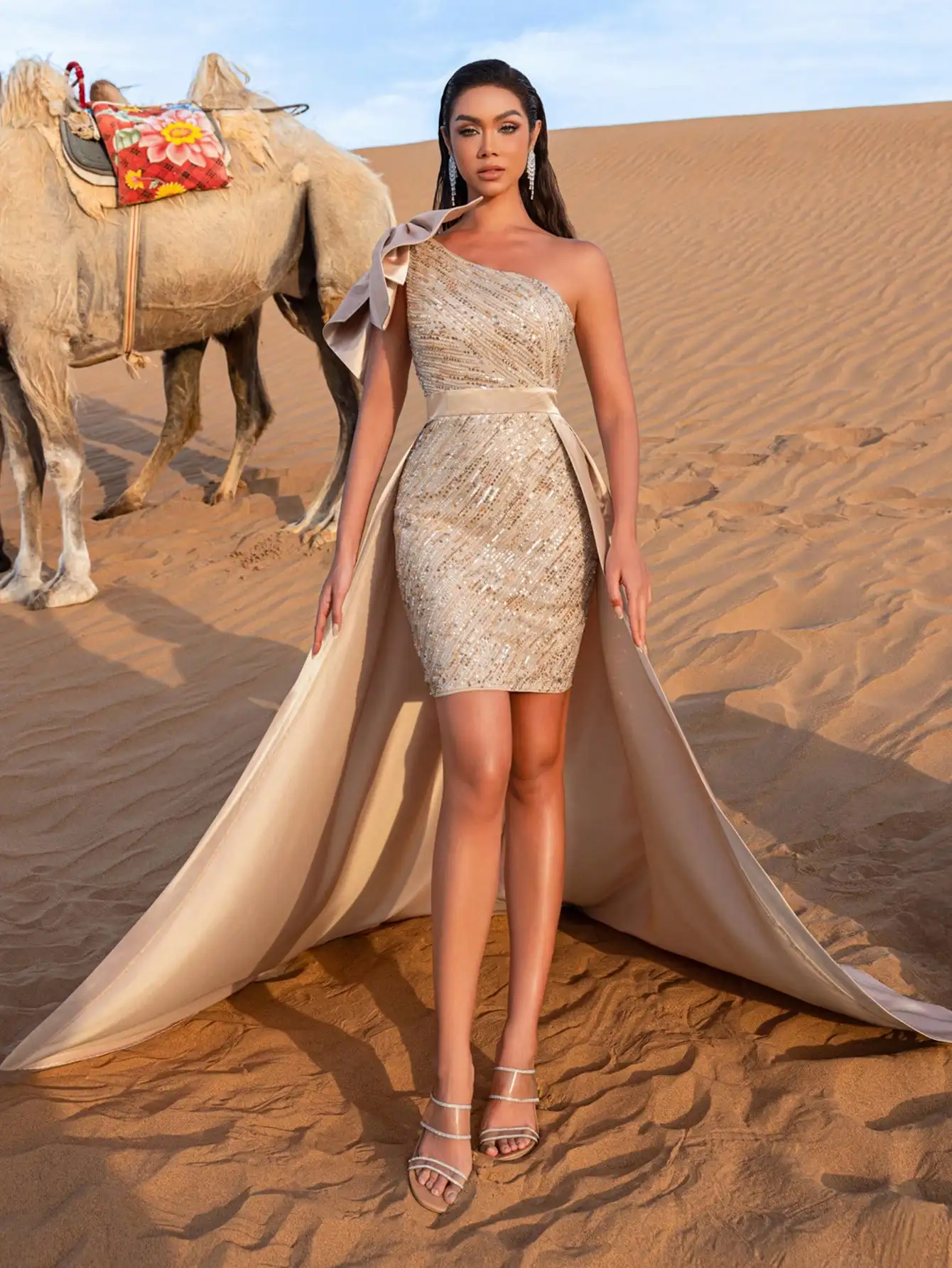 Vestido de festa glamouroso com detalhes em contas de um ombro e saia fluida