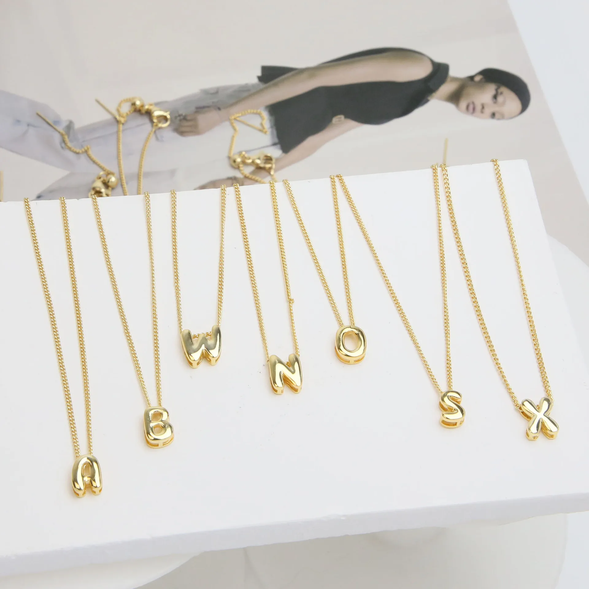 Mini Hohle Anfangsbuchstaben Anhänger Halskette 18K Vergoldeter Initialschmuck Accessoires – Detail 2
