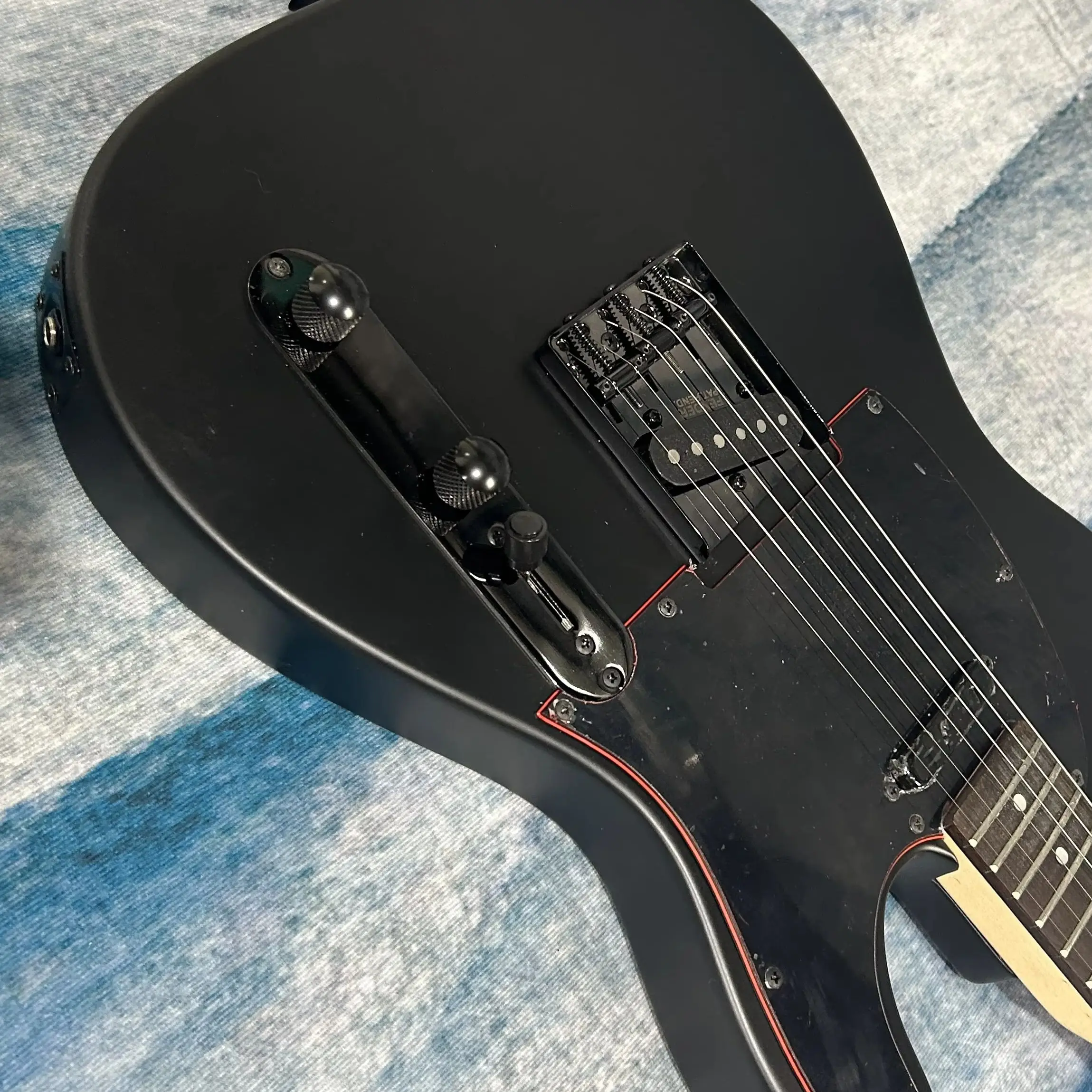 Hot Sale Electric Guitars Matte Finish Black Color Mahogany Body