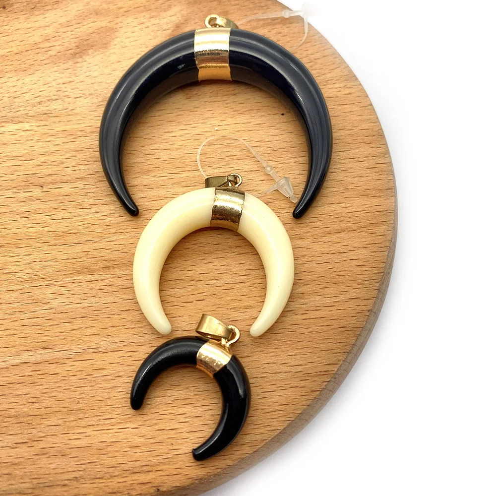Classic Natural Resin Crescent-shaped Black White Gold-plated Melon Seed Clasp Pendant DIY Necklace Jewelry Material Accessories