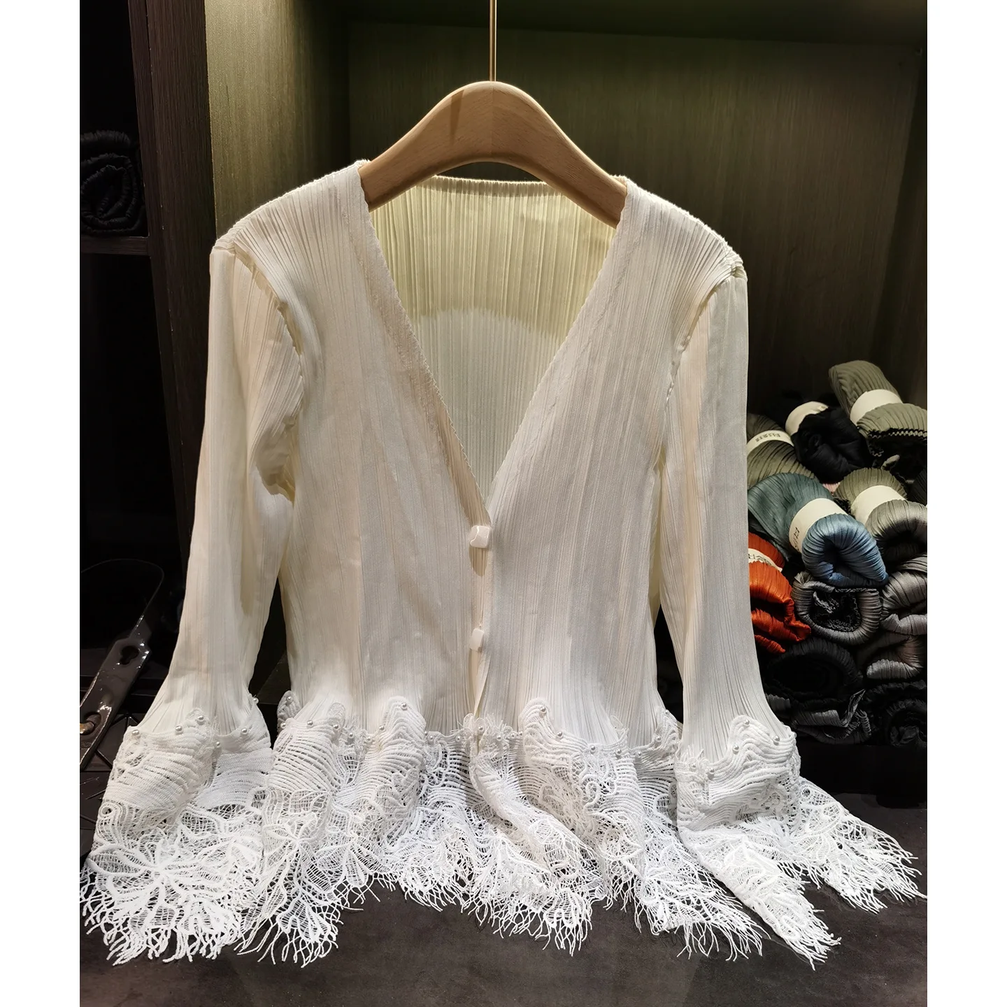 

Высококачественная французская кружевная плиссированная лоскутная куртка с v-образным вырезом и длинными рукавами, элегантный и модный женский повседневный топ