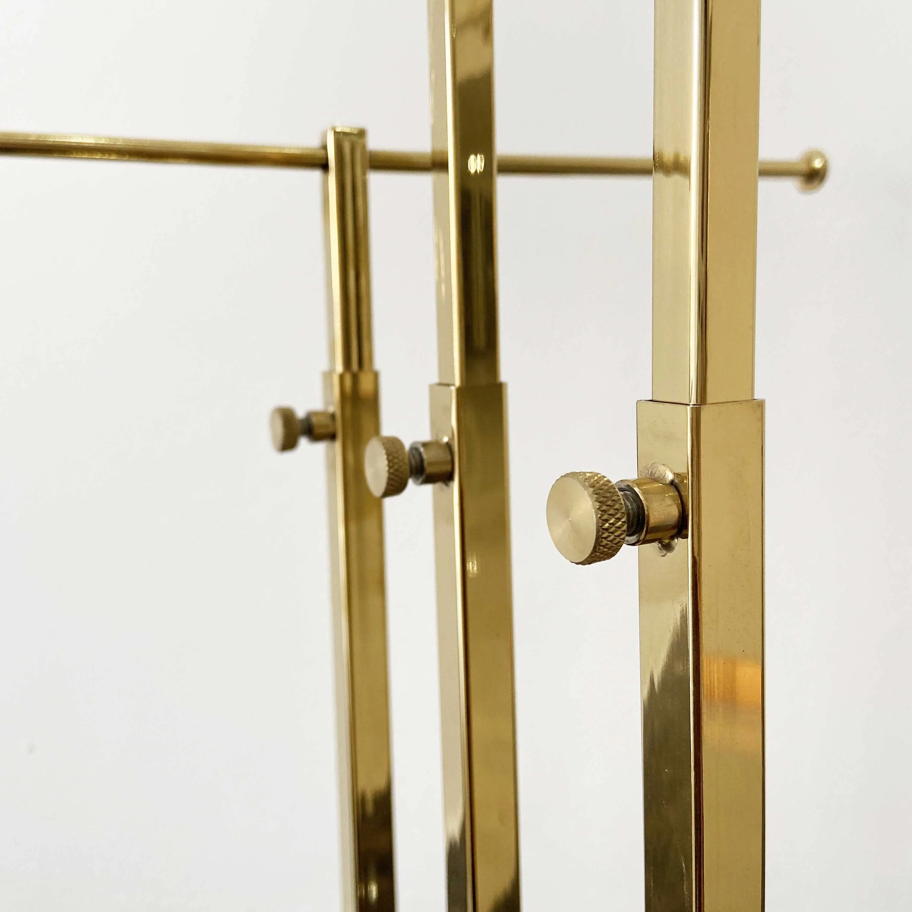 Bag Store Großhandel mit höhenverstellbarer T-Bar, individuelle Farbe, galvanisiertes Edelstahl-Präsentationsregal, dreilagiger Handtaschenständer