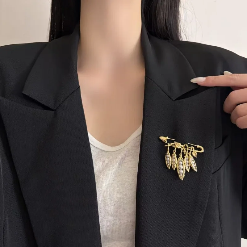 

French Vintage Metal Brooch for Women Pin Luxury Minimalist Design Feathers Tassel Suit Coat High-End Commute Daily Accessory