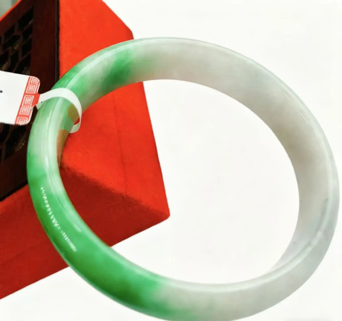 

Realistic shooting of a large 62.1mm green floral jade bracelet