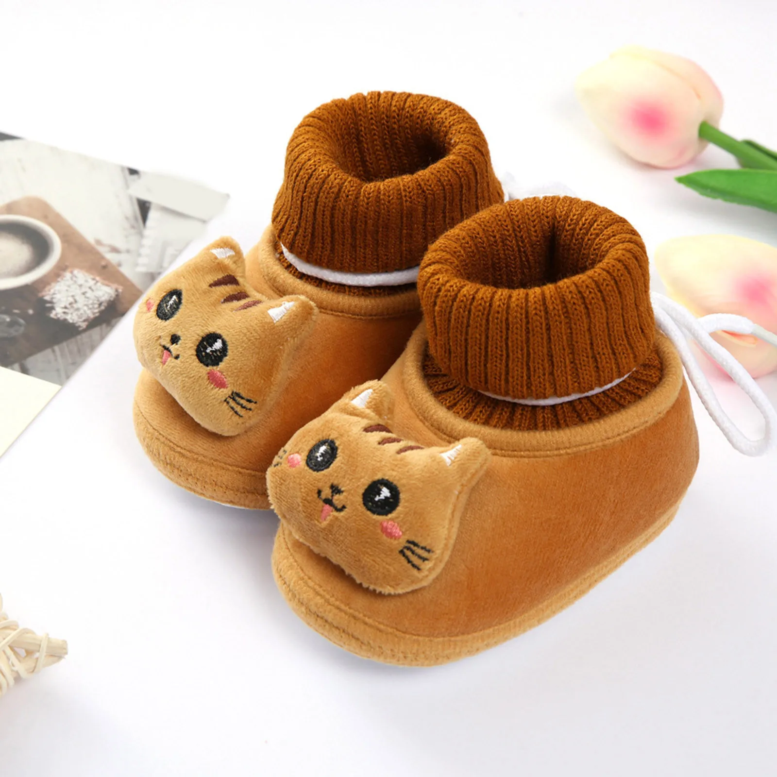 Sepatu kartun bayi sepatu balita lucu kucing kartun zapatillas anak laki-laki dan perempuan kaus kaki datar tali elastis antiselip hangat nyaman