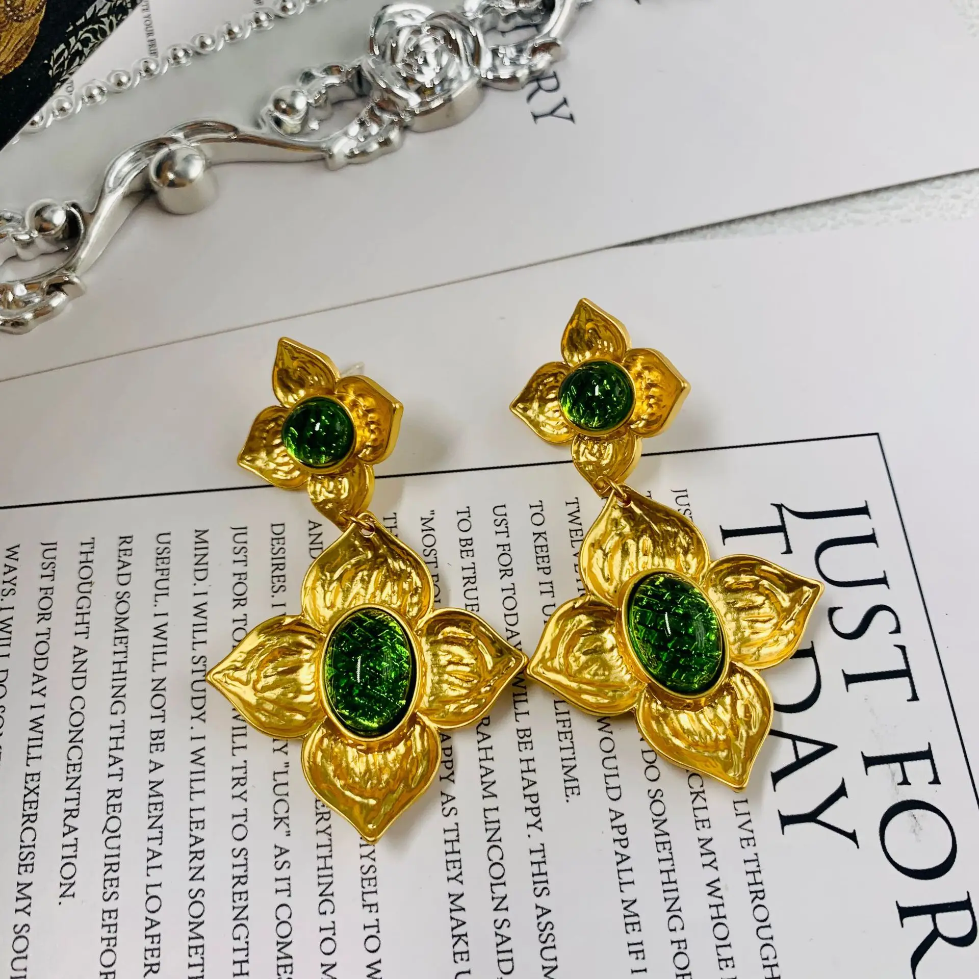 Medieval vintage four-leaf clover stereo glass earrings earrings