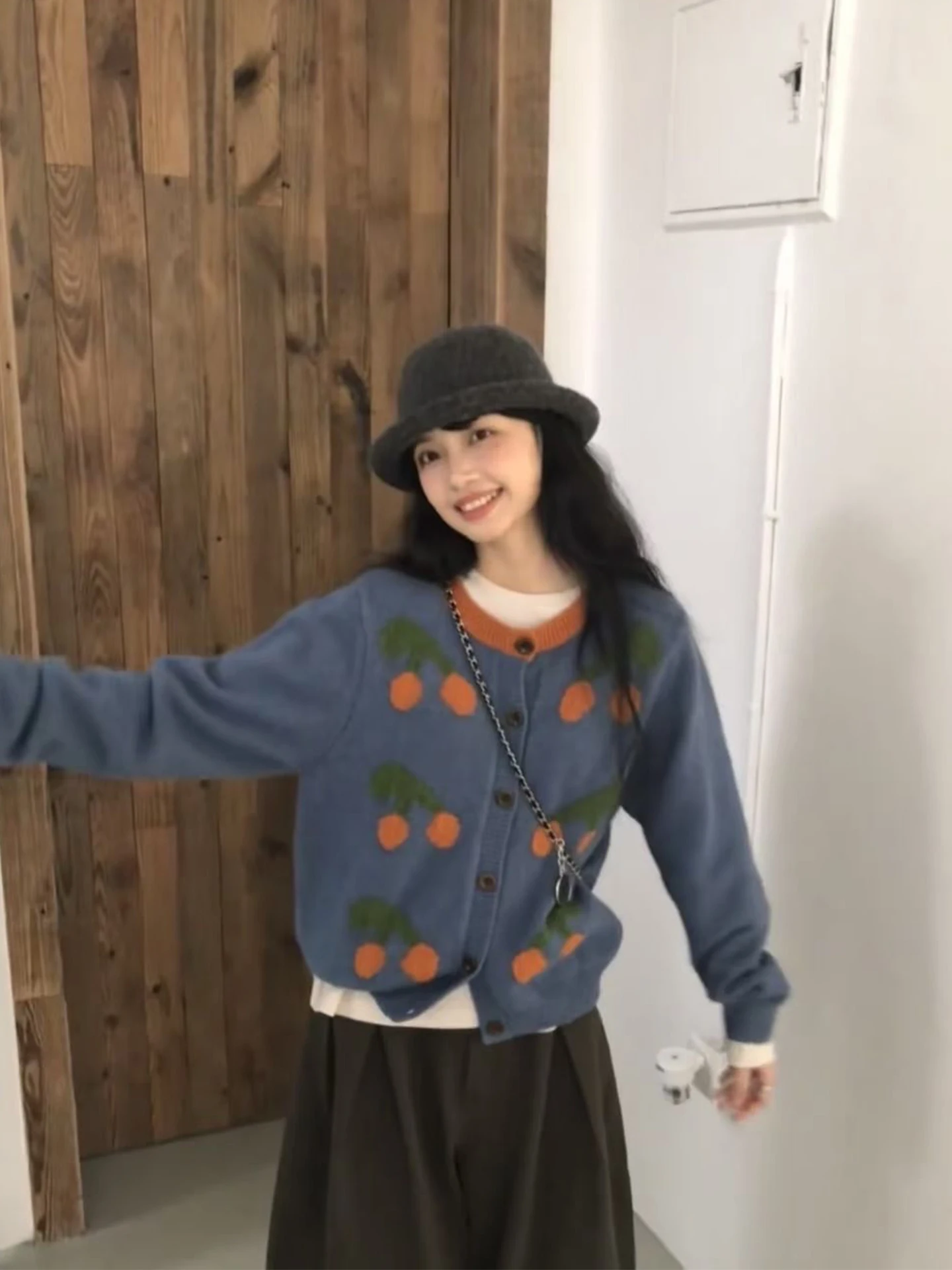 

Вязаный кардиган с узором «вишня» для женщин, повседневный, однотонный, зимний свитер, удобный крой, длинный рукав, регулируемый...