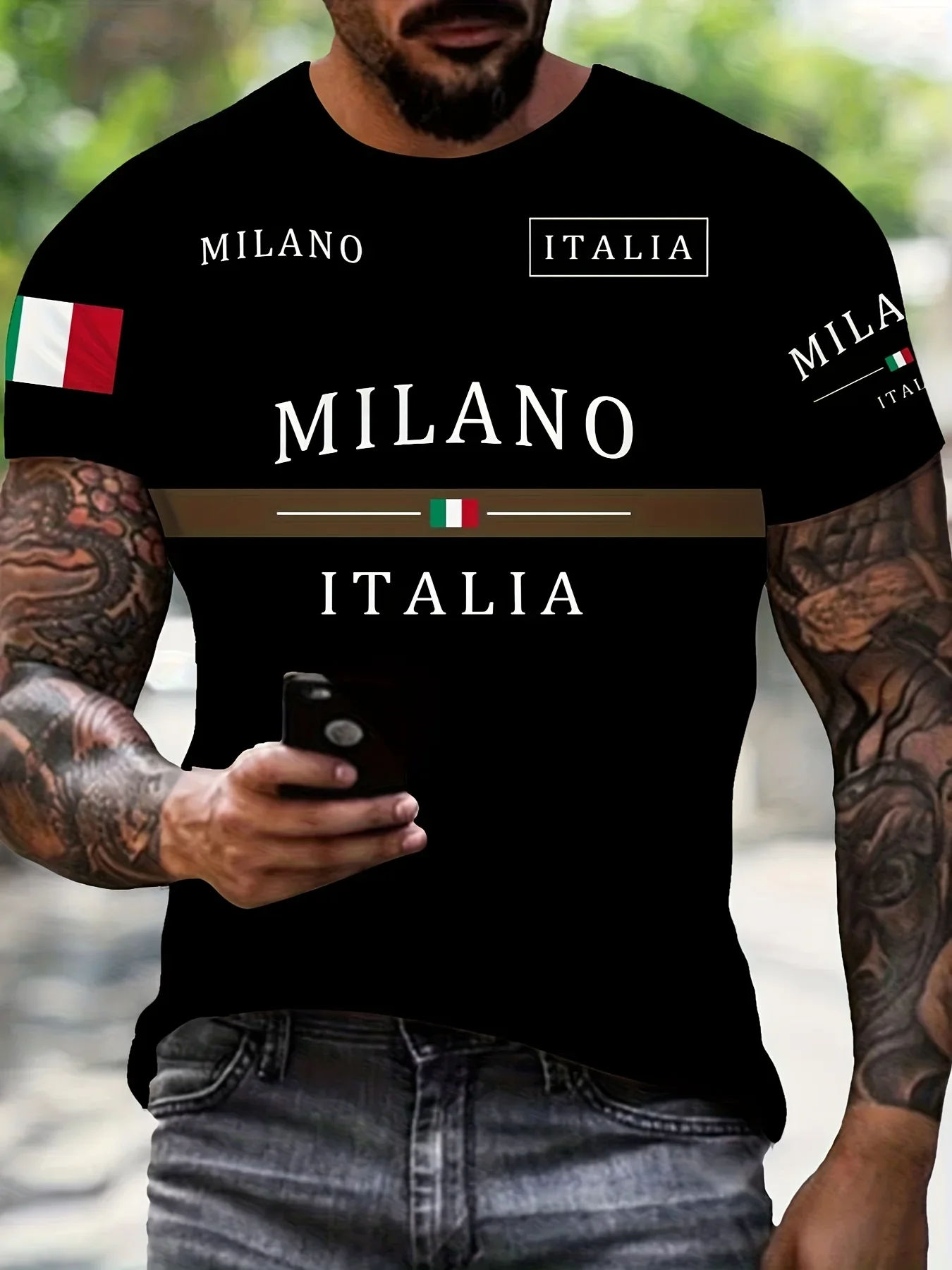 تي شيرت رجالي برسومات ميلان إيطالية مريح قابل للتمدد ورقبة دائرية أسود مع علم إيطالي وطباعة "ميلانو إيطاليا".