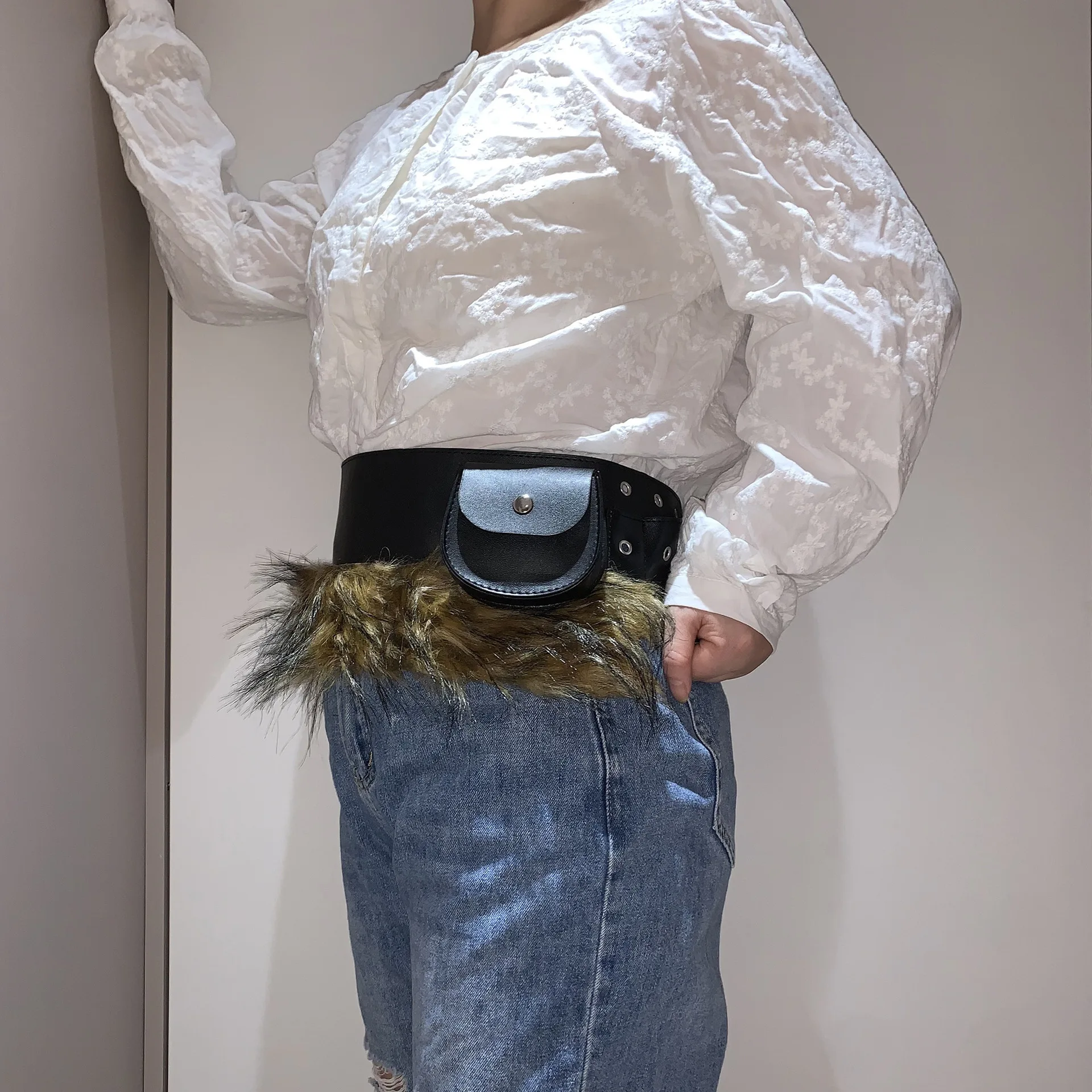 حقيبة خصر صغيرة من Street Retro مع غطاء خصر مشعر، حقيبة صغيرة بيضاوية الشكل، حزام مثقوب، إكسسوارات عصرية، حقيبة حزام أحمر الشفاه