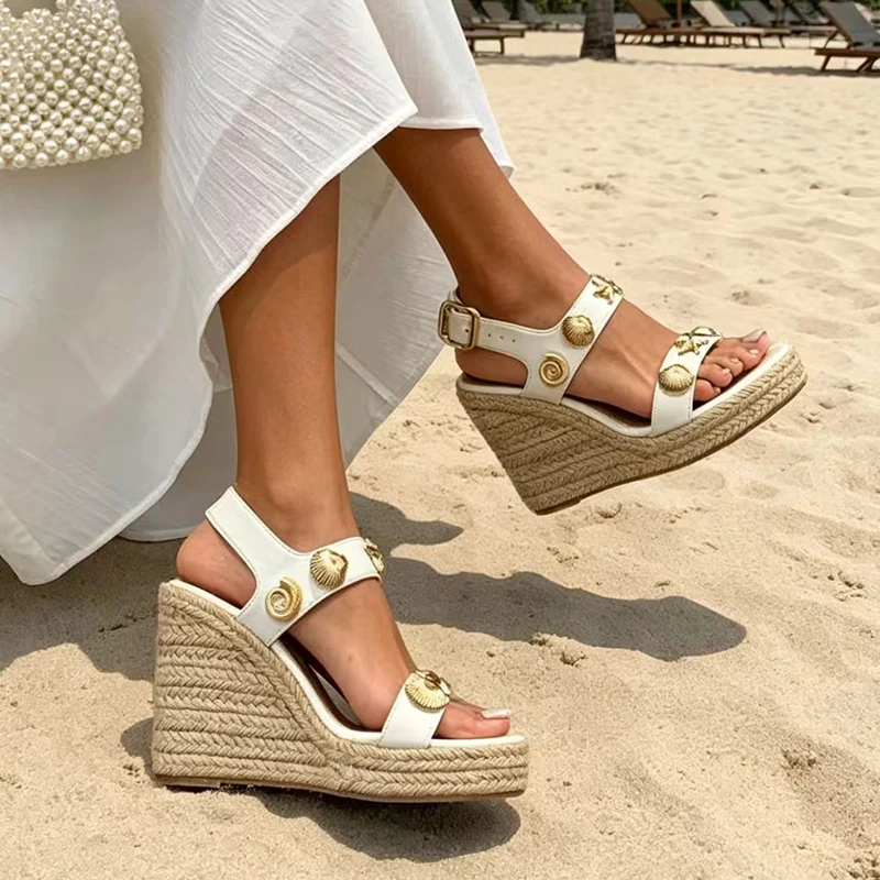 

Белые сандалии на платформе 10 см с массивным каблуком, женские летние плетеные сандалии на танкетке с металлическими вставками, пляжные сандалии в римском стиле, новинка 2026 года