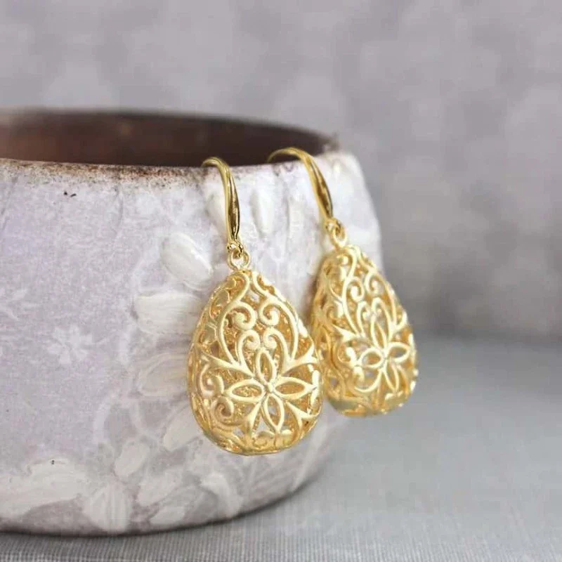Huitan Delicate Hollow Flower Pattern Drop Earrings for Women Luxury Opulent Ear Accessories Trendy Elegant Wedding Band Jewelry