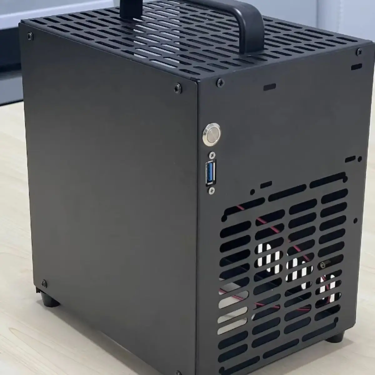 

UFO200 chassis, black and white mini SFX power supply, independent graphics card chassis, directly plugged into ITX chassis