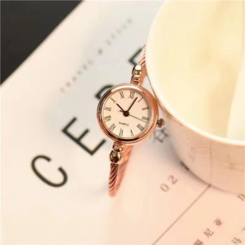 Pequeño reloj de pulsera de oro de lujo de acero inoxidable para mujer, relojes de pulsera de cuarzo Retro, relojes de cadena fina informales a la