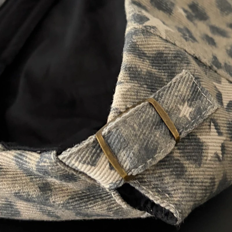 Amerikanische Retro Y2K Leopardenmuster Forward-Mütze für Damen – Neue modische, vielseitige Sommer- und Herbstmütze mit kurzem Schirm und flachem Oberteil im Maler-Stil – Detail 4