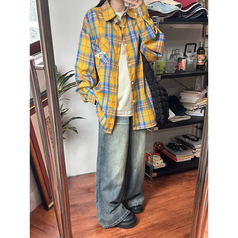黄色のチェック柄ルーズ長袖メンズシャツ秋春トレンディなデザインアメリカンレトロカップル重ね着アウター