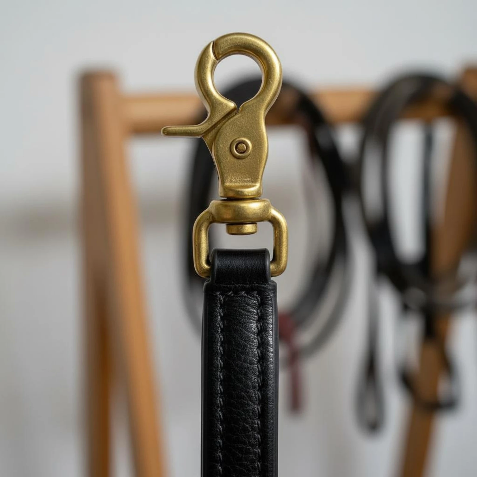 

Jumping Saddle with Handle Cushioned Comfort Dressage Saddle Safety Strap Equestrian Gear Secure Fit Leather Look for Beginners
