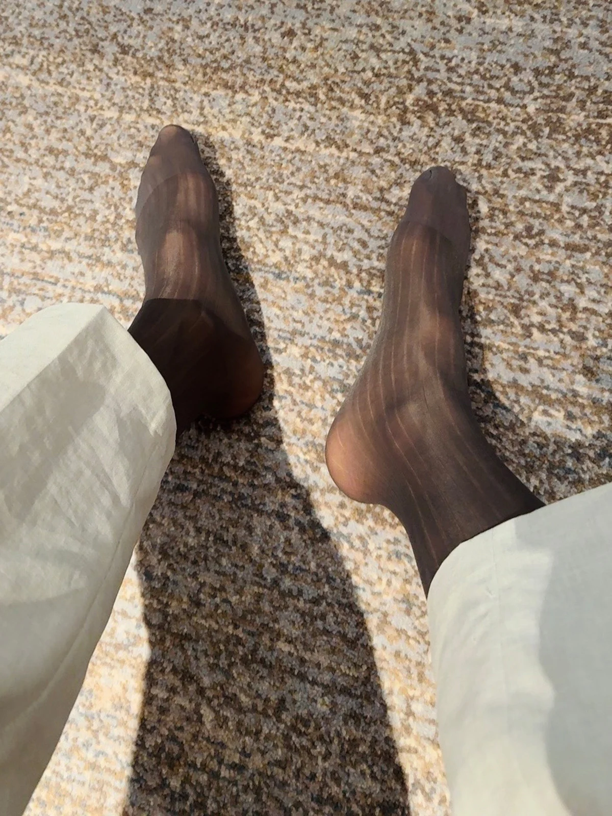Transparente, vertikal gestreifte Socken für Herren, dünne Strümpfe, durchsichtige Nylonsocken, mittelhohe Socken, Business- und formelle Herrensocken, passend zu Anzügen und Schuhen. – Detail 5
