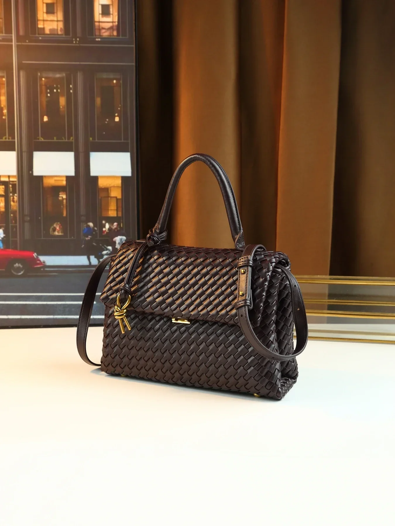 Hand-woven women's bags are simple and atmospheric commuting briefcases, casual and versatile large-capacity handbags.