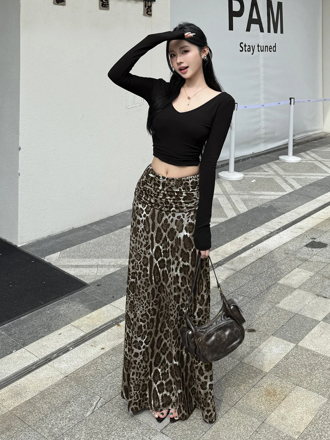

Women's Simple Two-piece Skirt Set Black V-neck Crop T-shirt High-waist Leopard Ruffled A-line Skirt Korean Autumn Casual Outfit
