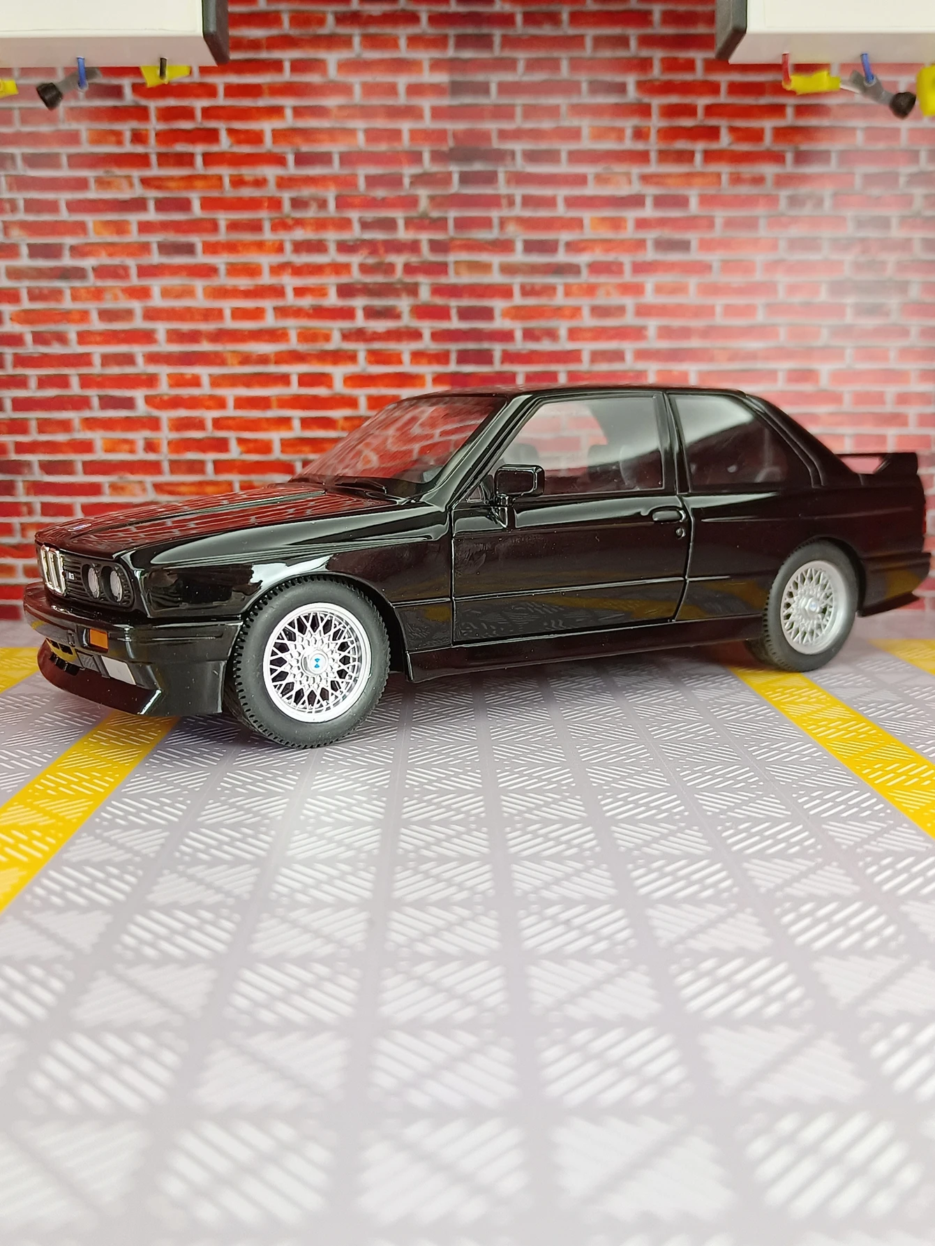 

1:24 simulation BMW M3 E30 alloy car model doors and the front hood and trunk door can also be opened fine workmanship