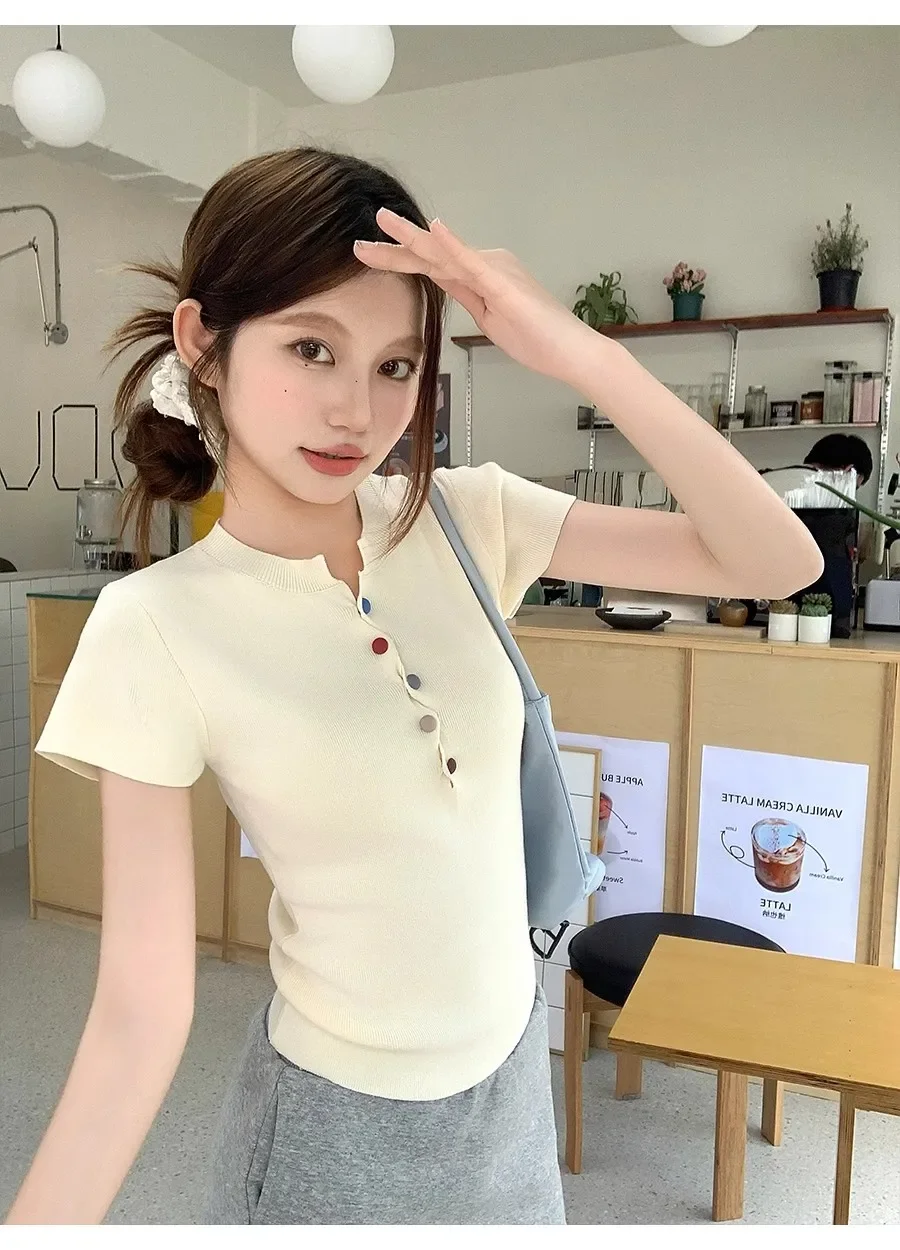 2026 Sommer Slim Kurzarm Damen T-Shirt mit bunten Dopamin-Knöpfen, trendiges, figurschmeichelndes Kleidungsstück in Klein-Blau, Strick-Oberteil – Detail 15