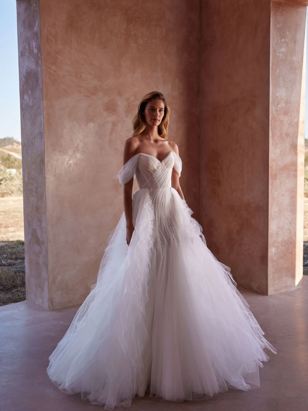 Chic Off Shoulder Tulle Bridal Gown Glam Sweetheart Neck Slim Fit Fluffy Ruffled Ball Gown Wedding Dress For Bride Customized