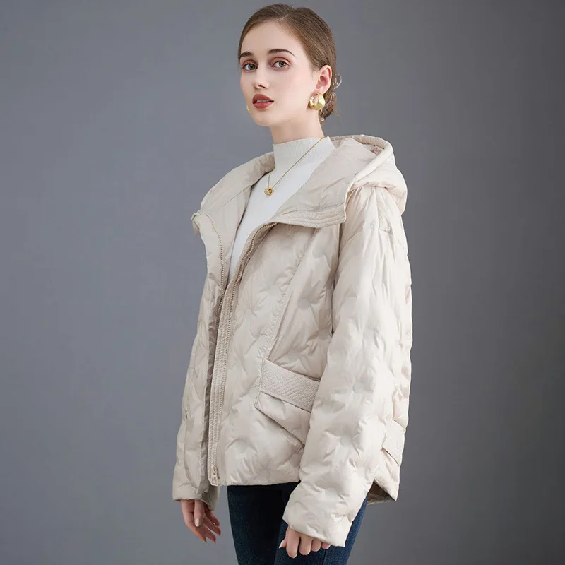 سترة نسائية لخريف وشتاء 2025 بغطاء للرأس سترة بيضاء مبطنة بالبط