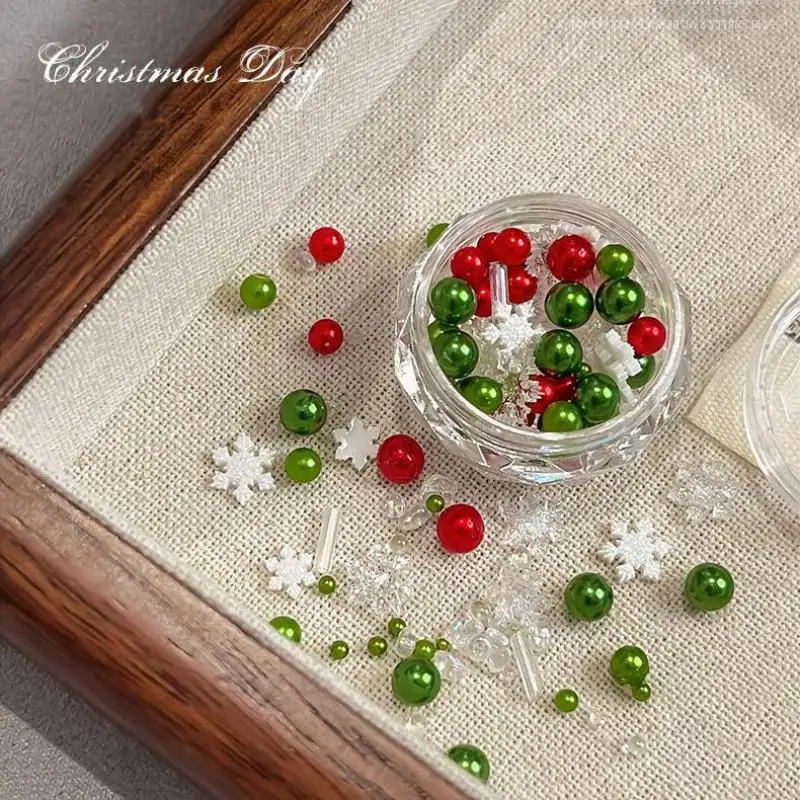 1 caja de diamantes de imitación navideños para uñas, perlas rojas/verdes, tamaño mixto, cuentas coloridas nacaradas, dijes, joyería de manicura navideña