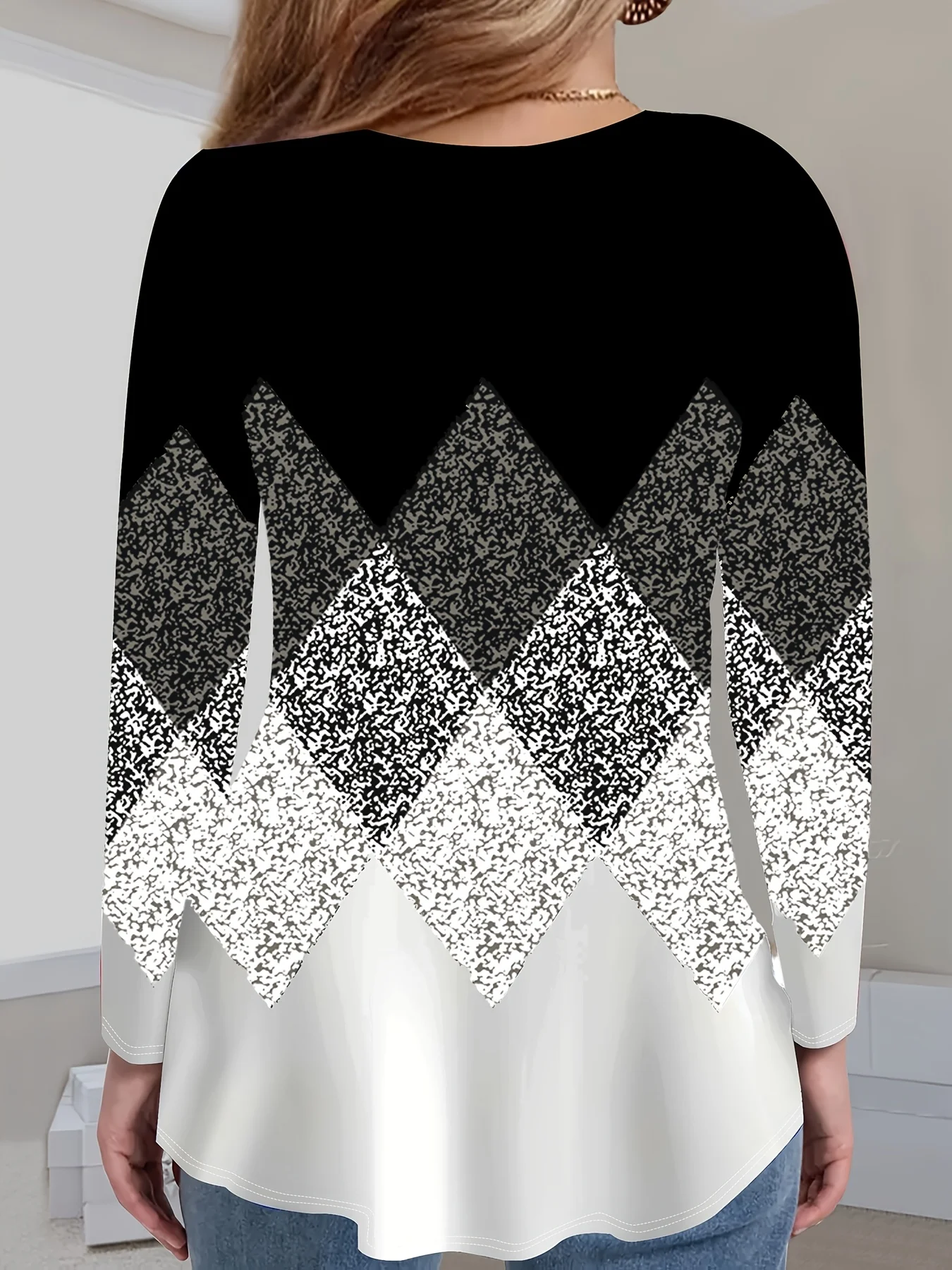 Stilvoller Damen-Pullover in Übergröße mit V-Ausschnitt und elegantem geometrischem Muster für den Alltag – Detail 2
