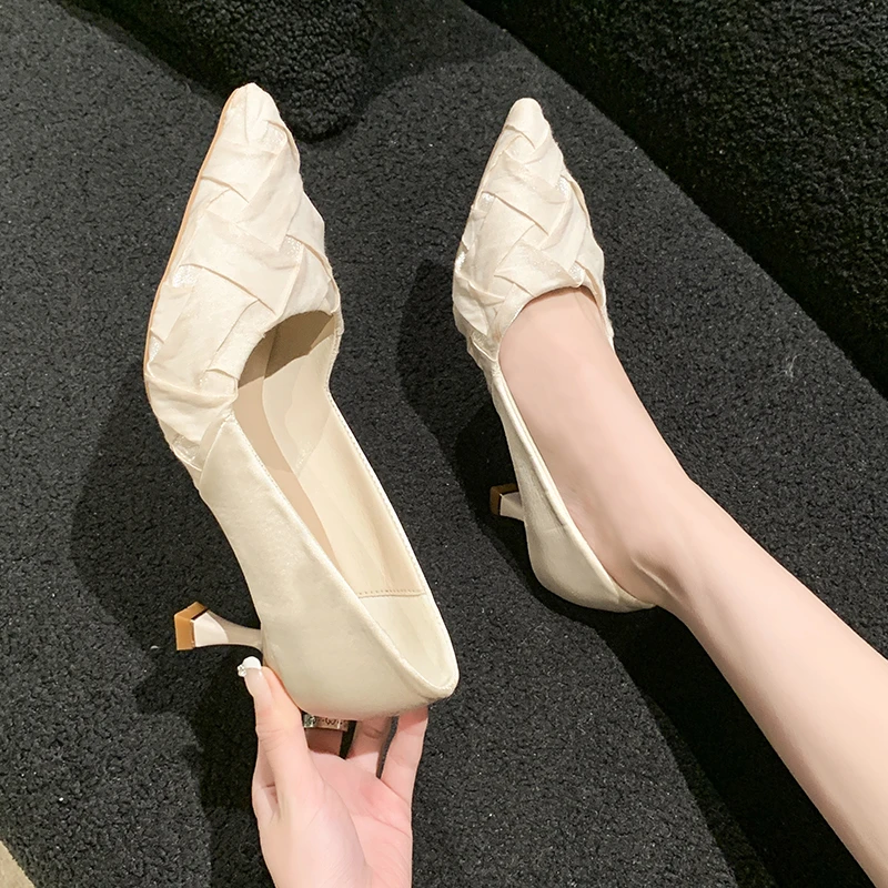 

Французские весенние туфли на высоком каблуке, женские, с заостренным носком, плиссированные, на тонком каблуке, модные, универсальные и элегантные.