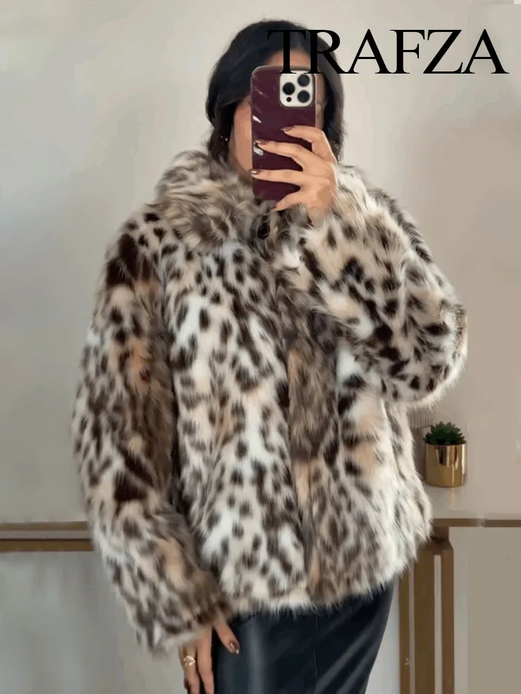 TRAFZA Women\'s Fashion Leopard Print Faux Fur Loose Warm Jacket Retro Lapel Side Pockets Women\'s Casual Winter Street Jacket Y2K