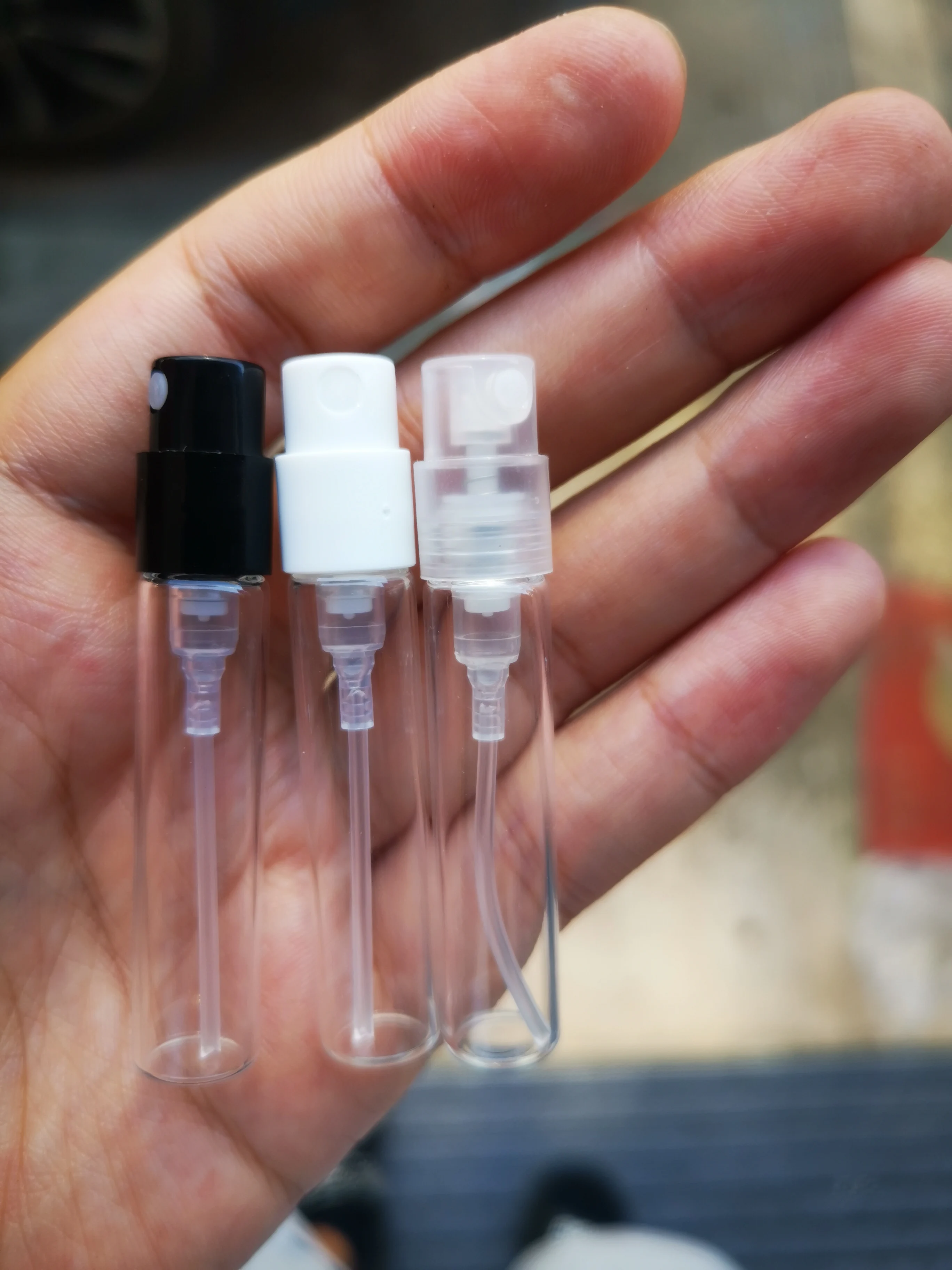 2Ml 2.5Ml 400 Cái/lô Lưỡi Lê Chai Thủy Tinh Màu Đen Máy Phun Mẫu Chai Nước Hoa