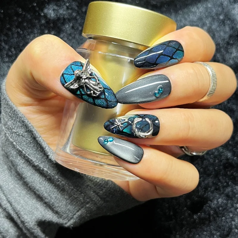 

10 шт., готический пресс на ногтях, длинные миндалевидные, сине-серые, голографическая текстура с кракле, с металлическими подвесками, острые ведьминские накладные ногти для женщин