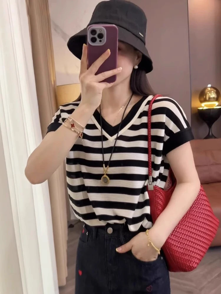 

Классический полосатый трикотаж Ele Agel с V-образным вырезом, лето 2025, корейский стиль, прямой крой, короткий рукав, для повседневной носки