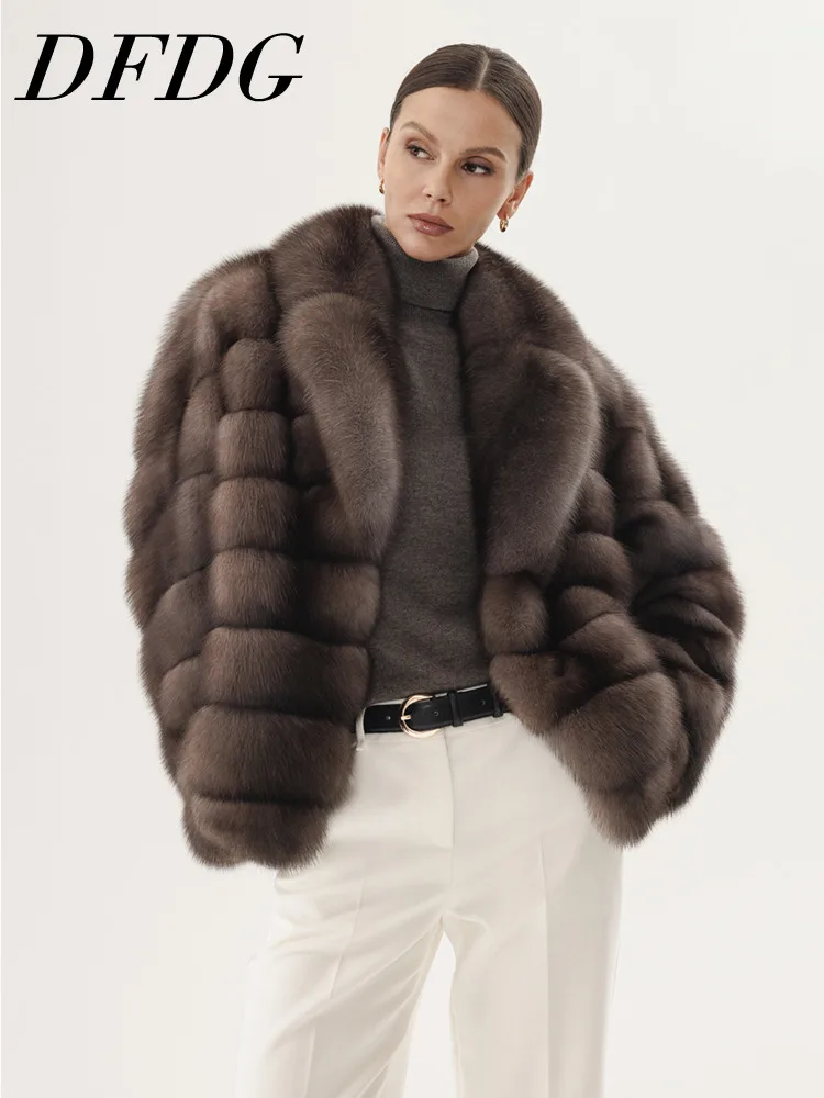 DFDG شتاء 2025 المرأة معطف فرو المنك الخزامى وشاح قصير طوق الشق التلبيب سترة فاخرة مصمم فو الفراء معطف خارجي #1