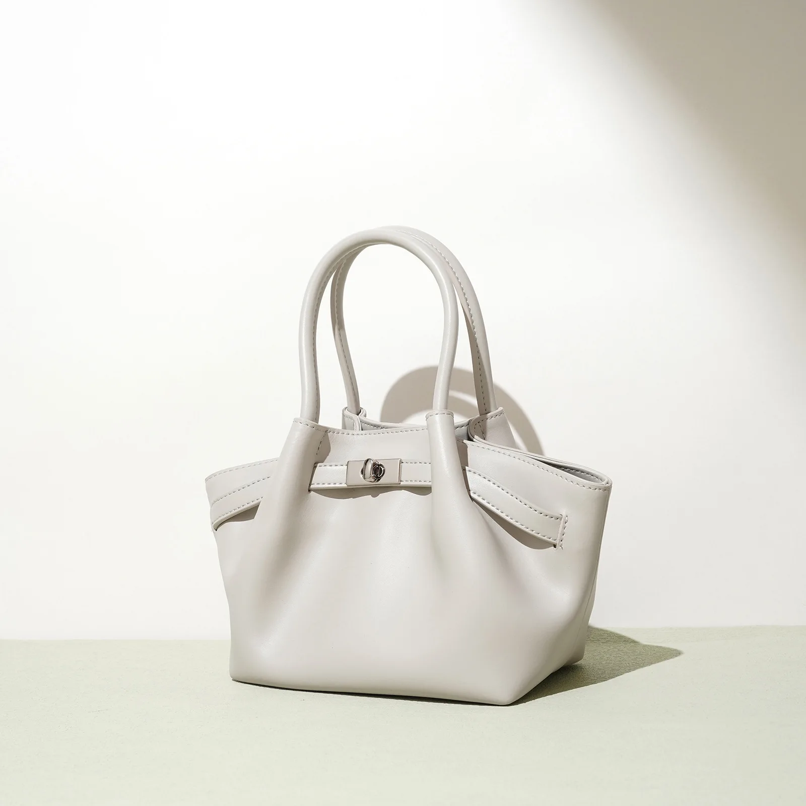 

Genuine leather dumpling bag 2025 new niche design cowhide pleated one-shoulder crossbody bag fashionable ladies handbag