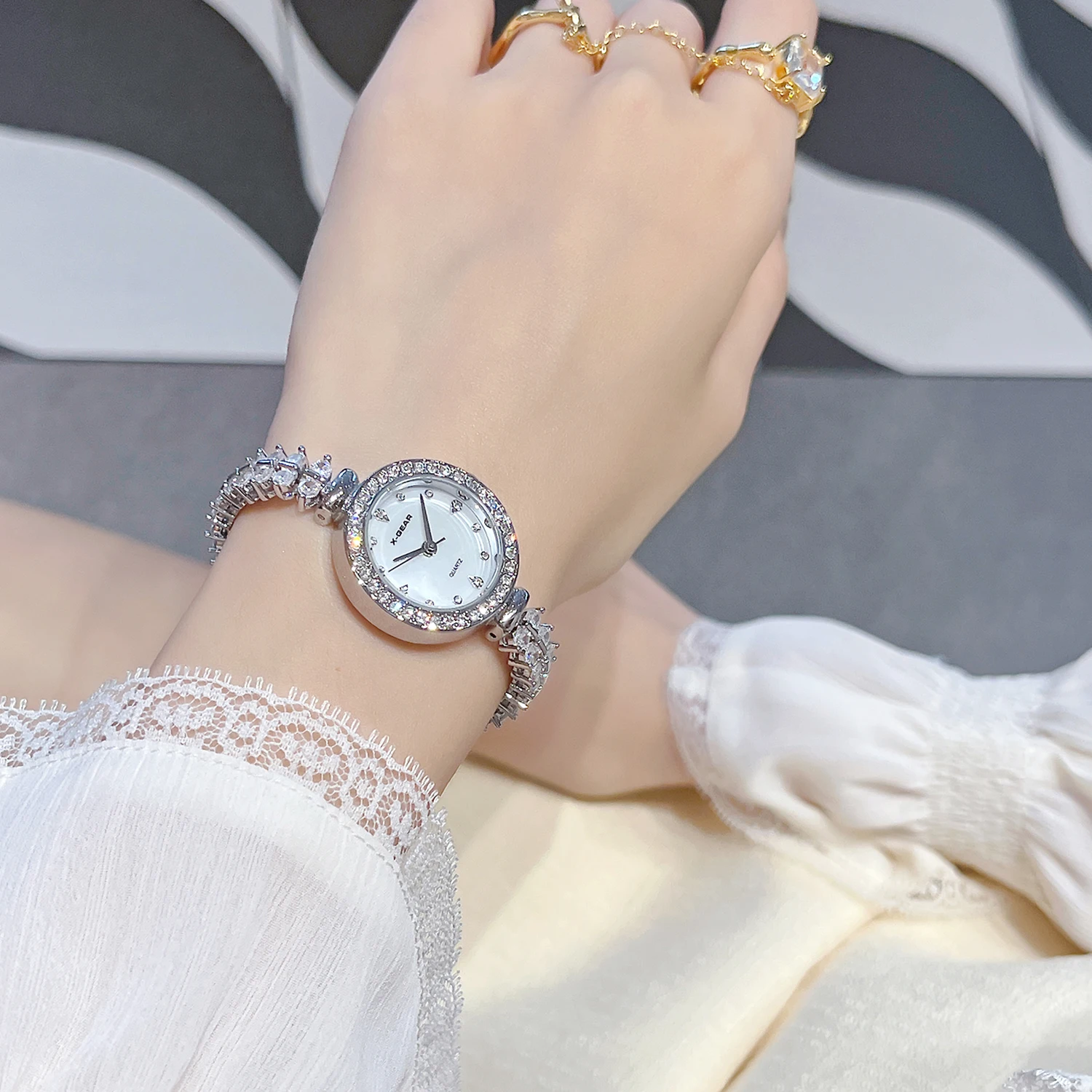 ساعة أطفال جديدة مرصعة بالألماس - ساعة كوارتز بمينا صغير مع حزام من الفولاذ المقاوم للصدأ من الزركون اللامع، ملابس يد عصرية