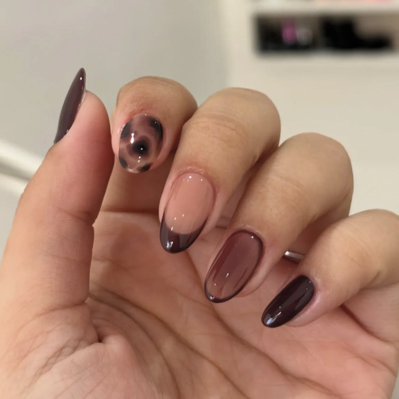 

24PCS Autumn Almond False Nails Glossy Brown Ombre French Press on Nails Simple Leopard Print Wearable Fake Nails with Designs