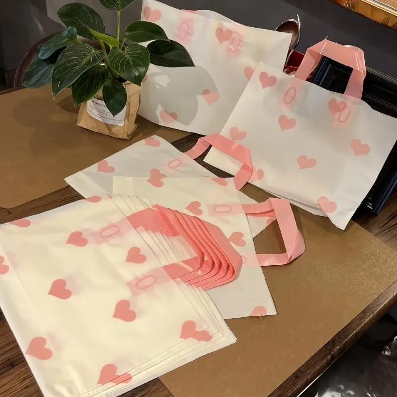 50 Stück rosa herzförmige Geschenktüten mit Kordelgriff – Geschenktüten sind perfekt für Geburtstage, romantische Designs in Einzelhandelsverpackungen
