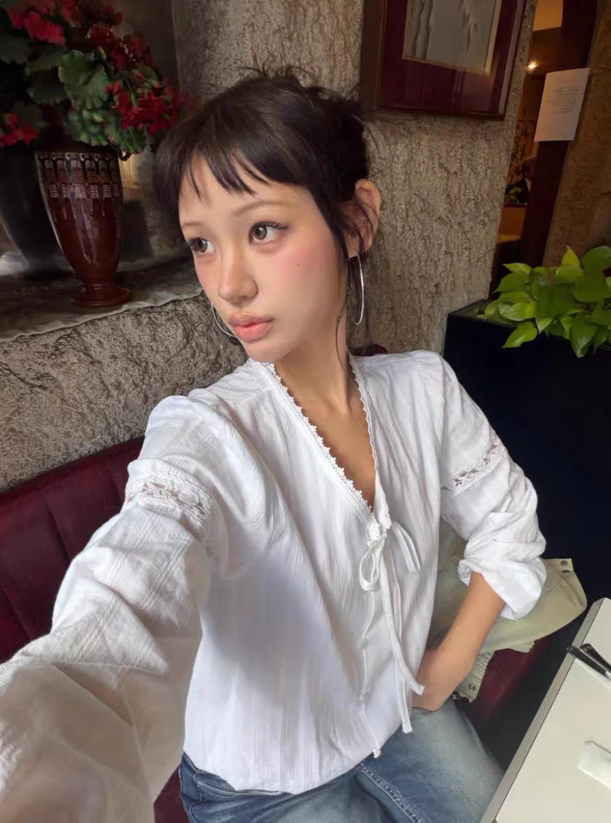 

Весенняя женская блузка в стиле Дондэмун с V-образным вырезом, кружевом, поясом, свободного кроя, с длинными рукавами-фонариками, в нежном французском стиле, дышащая, приятная к коже.