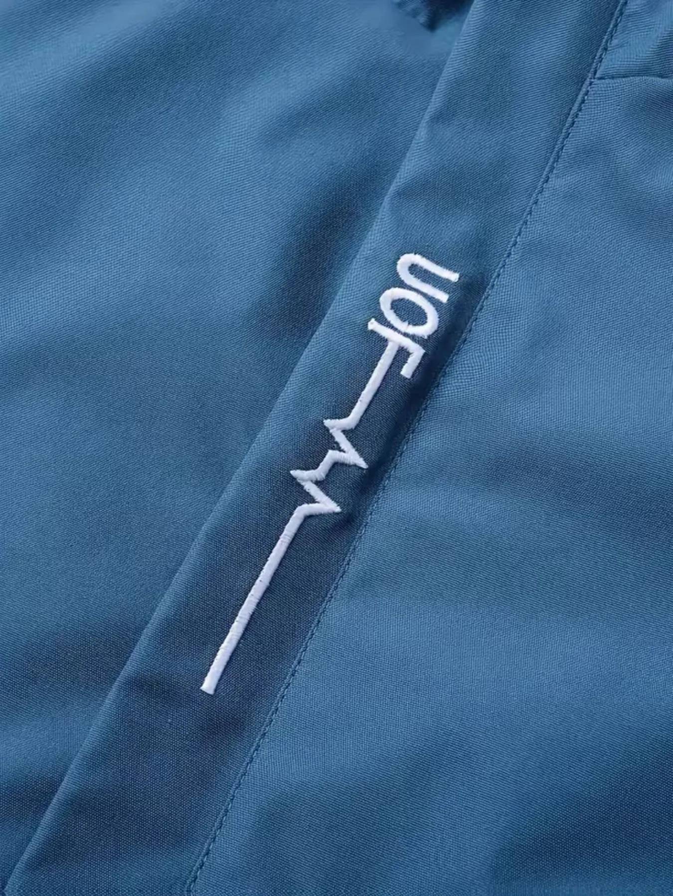 Die wind- und wasserdichte Jacke ist mit dem Aufdruck "YAMA" versehen und hat eine lockere Passform, geeignet für Motorrad-Enthusiasten. – Detail 8