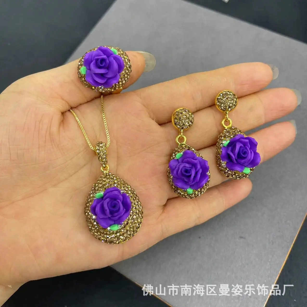 DIY accessories New soft pottery flower retro jewelry pottery mud inlay three-piece set, simple atmospheric design rose set whol