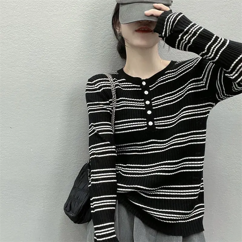 Spring Autumn Women\'s 2024 New Spliced O-Neck Button Stripe Fashion Loose Minimalist Casual All-match Knitted Long Sleeve Tops