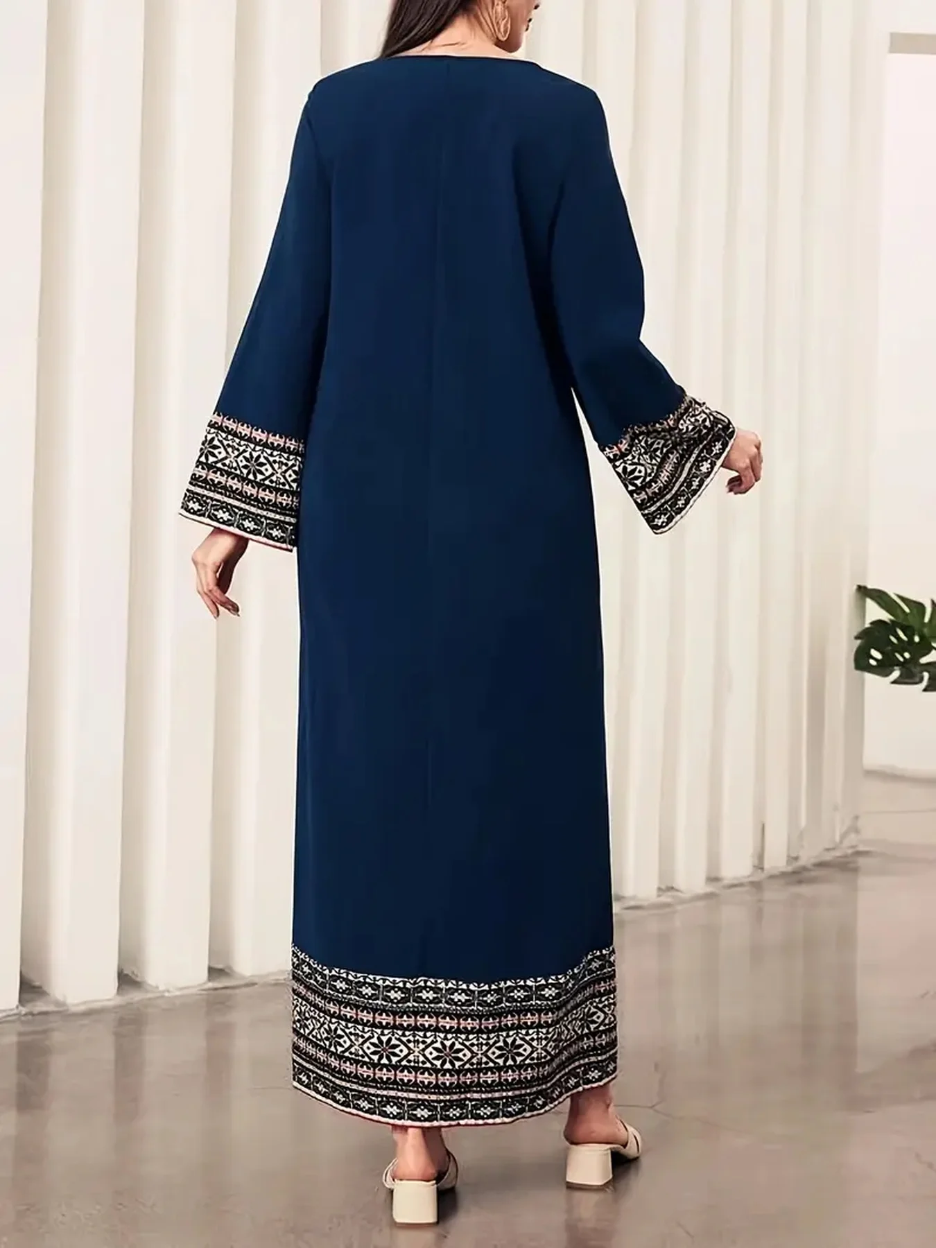 Elegantes, lässiges Retro-Kleid mit geometrischem Muster, Rundhalsausschnitt, langen Ärmeln, lockere Passform, Maxirock, ideal für Frühling und Sommer. – Detail 4