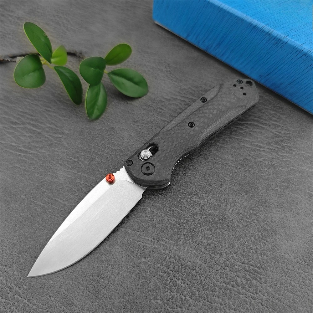 سكين BM 565 قابل للطي - شفرة فولاذية D2، مقبض من ألياف الكربون، قفل المحور - سكين جيب EDC للتخييم والمشي لمسافات طويلة والبقاء في الهواء الطلق