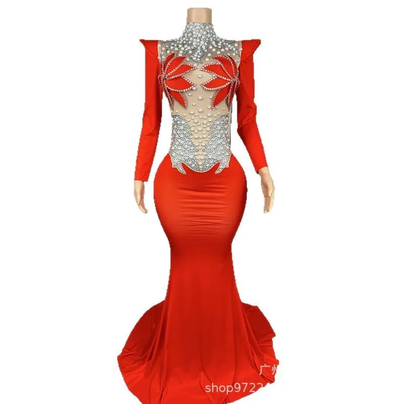 2026 الفاخرة الأحمر الكتف مزاجه ذيل السمكة تنورة الكبار نموذج المنصة الملابس العصرية المشاركة مأدبة الزفاف نخب الملابس